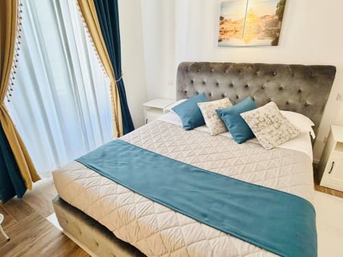 Tripla moderna presso St Mary Major Loft Roma con testata capitonné, accenti blu e vista sul giardino