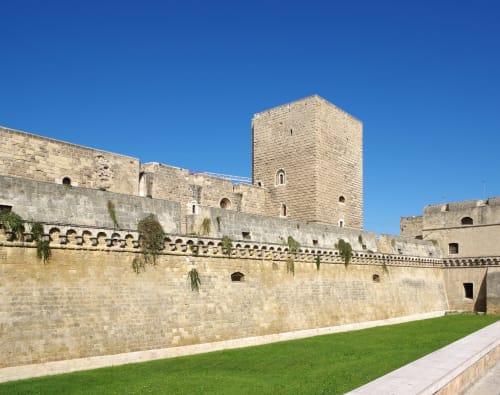 Fortezza storica in pietra con torre a Bari, Italia - cortile dell'hotel Mas Collection