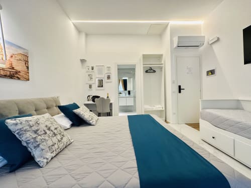 Camera tripla moderna al St Mary Major Loft Roma con letti gemelli, accenti blu, bagno privato e comfort contemporanei