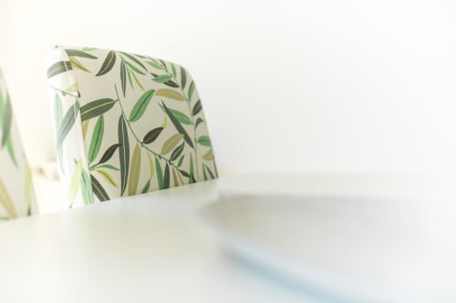 Artigos de higiene veganos ecológicos com padrão botânico de folhas no apartamento EcoHost em Portugal