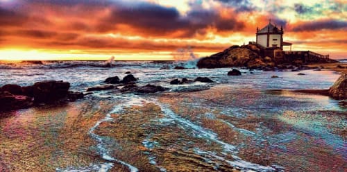 Pôr do sol em praia costeira com capela em ilha rochosa, ondas e céu dourado na propriedade Gaia Beach, Portugal
