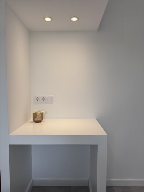 Rincón minimalista moderno en el apartamento Kamalahouse de Corralejo con mostrador blanco, iluminación empotrada, tomas de corriente y