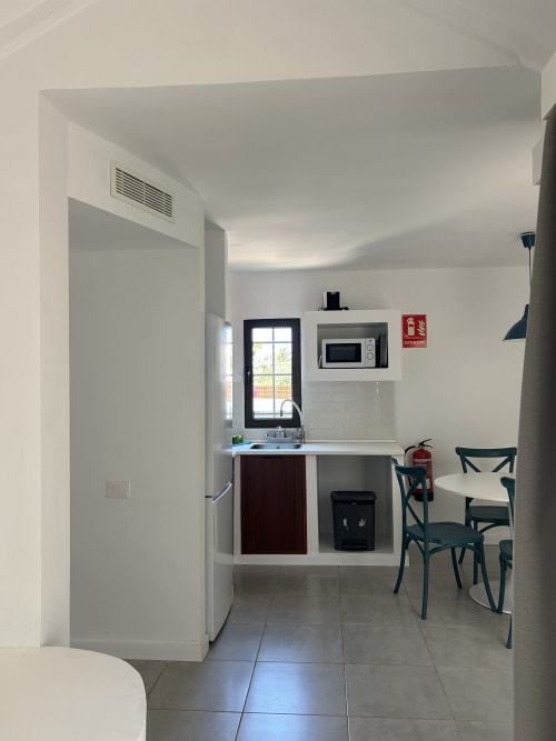 Moderna cocineta en apartamento La Concha del Mar de Kamalahouse, Corralejo, con microondas, fregadero y zona de comedor