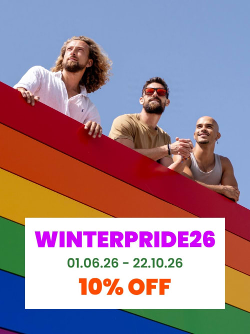 Tres hombres en el evento WinterPride26 del hotel solo para adultos HH Riz Resort en Maspalomas, Gran Canaria con descuento del 10%