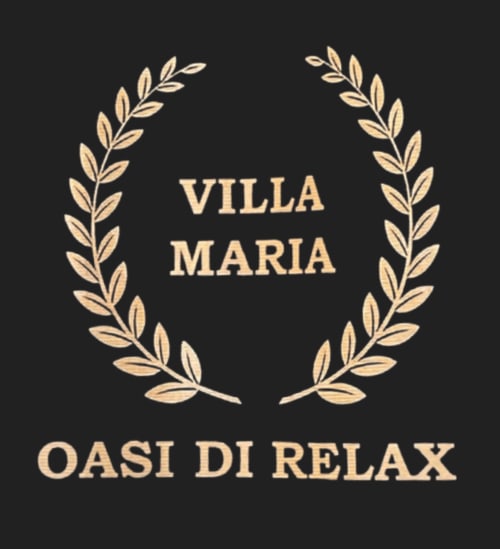 Elegantes Villa Maria Logo mit goldenem Lorbeerkranz und Text "Oasi di Relax" auf dunklem Hintergrund