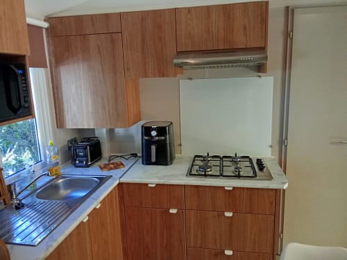 Cuisine moderne du Mobil Home Magnolia au Camping La Lézardière, La Valette du Var avec cuisinière gaz, évier et électroménagers