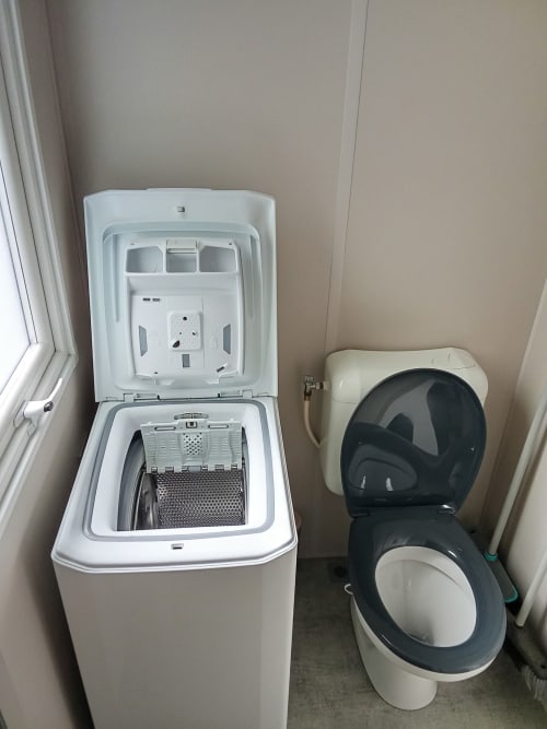 Salle de bain compacte du Mobil Home Magnolia au Camping La Lézardière avec toilettes et lave-linge