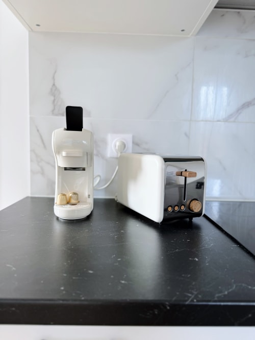 Plan de travail moderne avec cafetière et grille-pain dans l'appartement ARLOÉ, La Rochelle