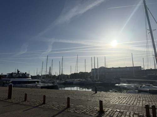 Marina de La Rochelle avec voiliers, promenade riveraine et bâtiments hôteliers à ARLOÉ