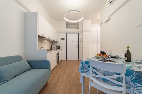 Moderno appartamento a Firenze con cucina a vista, zona pranzo e soggiorno in La Magnolia