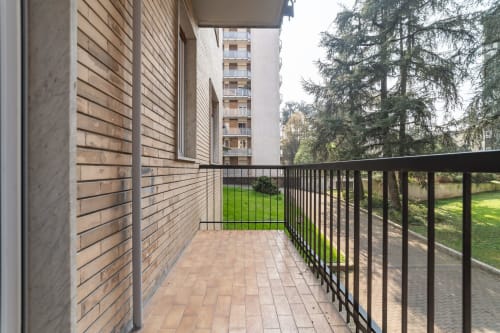 Balcone moderno affacciato su rigoglioso giardino dell'appartamento La Magnolia a Firenze