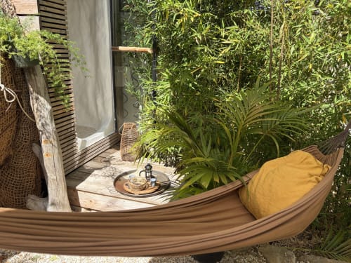 Jardin tropical avec hamac et terrasse en bois au Patio aux Oiseaux, gîte à La Ciotat