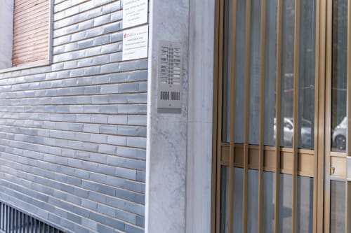 Ingresso dell'appartamento con citofono e cancellata di sicurezza in metallo nella proprietà di Firenze