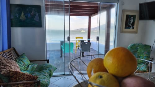 Villa Philia em Florianópolis com vista para o mar, decoração tropical e acesso à varanda com vista do oceano