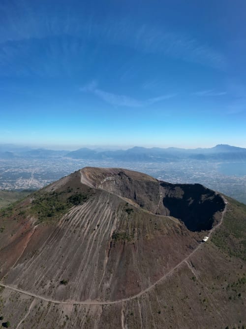 Vista aerea del cratere del Vesuvio che domina Napoli dalle Tre Casette nel Bosco di Trecase