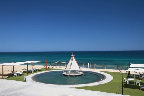 Piscina frente al mar de Vidasoul en La Vinorama con vista al océano, cabaña y tumbonas