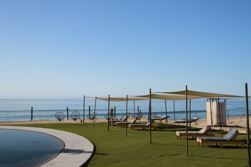 Área de descanso frente al mar Vidasoul con asientos sombreados, piscina y vistas al océano en La Vinorama, México