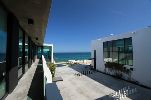 Terraza frente al mar Vidasoul en La Vinorama con vistas al océano, arquitectura blanca moderna y juego de ajedrez