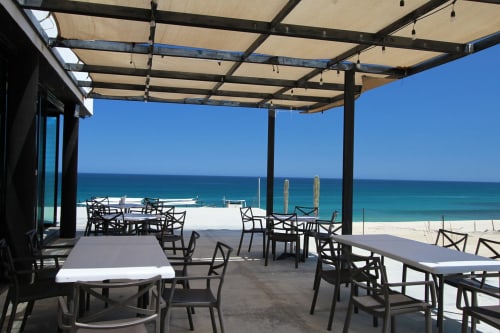 Patio frente al mar Vidasoul en La Vinorama con vistas al océano, mesas de comedor, pérgola y acceso a la playa