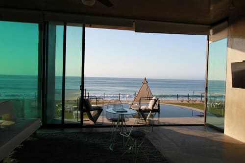 Terraza moderna frente al mar en Vidasoul BnB en La Vinorama con vistas al océano, tumbonas y tienda tipi