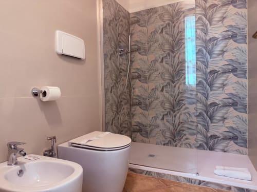 Bagno moderno nell'appartamento Casa Cavour presso Casa Lounge Istria, Cagliari, con wc, lavabo e doccia walk-in