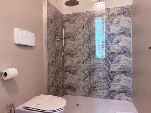 Bagno moderno nell'appartamento Casa Cavour presso Casa Lounge Istria, Cagliari con doccia in piastrelle decorate e sanitari bianchi