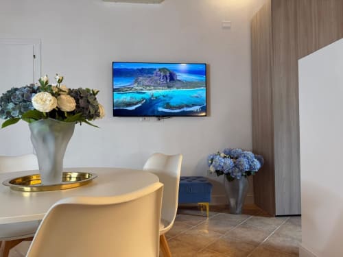 Lounge moderno di Casa Lounge Istria con paesaggio costiero sulla Smart TV, arredi eleganti e fiori freschi