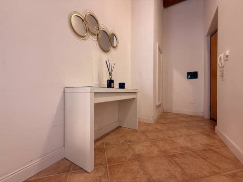 Ingresso moderno di CASA LOUNGE ISTRIA, Cagliari con consolle bianca, specchi decorativi e terracotta