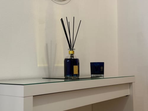 Diffusore di profumo e candela su ripiano in vetro nell'appartamento Casa Cavour presso Casa Lounge Istria, Cagliari