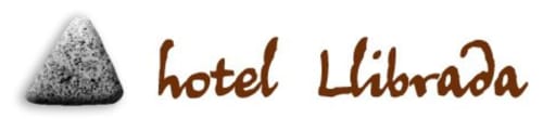 Logo del Hotel Llibrada con piedra y texto en letra script, alojamiento en Benasque España