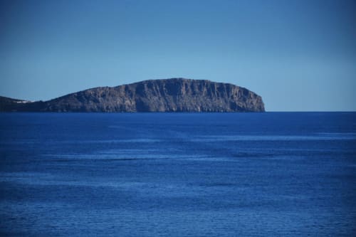 Isla rocosa en las cristalinas aguas azul turquesa del Mediterráneo cerca de Apartamentos Playa Sol, Es Canar