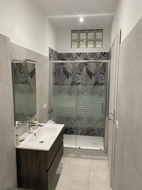 Modern bathroom at Jacqueline room, RL GROUP B&B in Civitanova del Sannio, featuring walk-in shower with decorative tile and