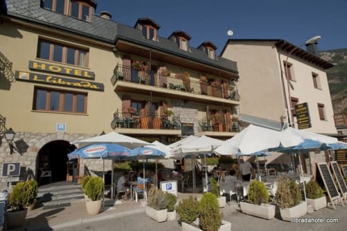 Hotel Llibrada en Benasque con terraza exterior, sombrillas y vistas a las montañas