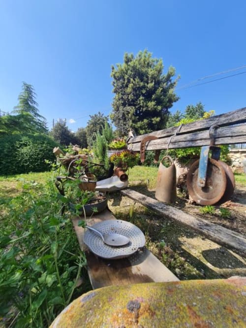 Attrezzi agricoli rustici e pulegge antiche presso l'agriturismo AgriBio Villa Ribes ad Altamura, Italia