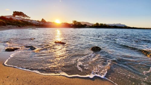 Tramonto sulla spiaggia di Marina di Bravone, Linguizzetta con onde, litorale sabbioso e montagne costiere
