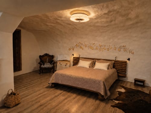 Quarto elegante em Jardines de Ifonche com cama queen, poltrona ornamentada, pisos de madeira e iluminação aconchegante em Tenerife