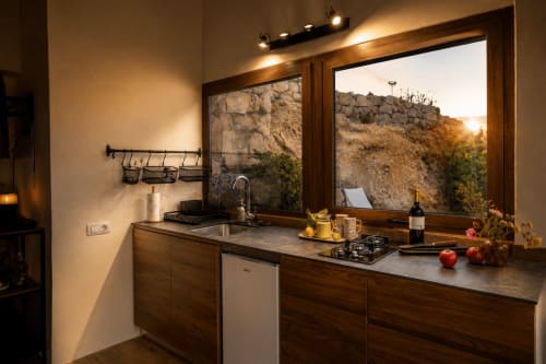 Cozinha moderna com móveis de madeira e vistas para as montanhas em Jardines de Ifonche, Tenerife