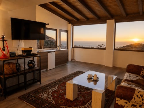 Estúdio moderno em Jardines de Ifonche com vista das montanhas ao pôr do sol, TV de tela plana, kitchenette e terraço com vista