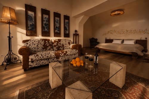 Quarto Limones em Jardines de Ifonche: sofá de couro, cama, vista da montanha, móveis elegantes, iluminação aconchegante