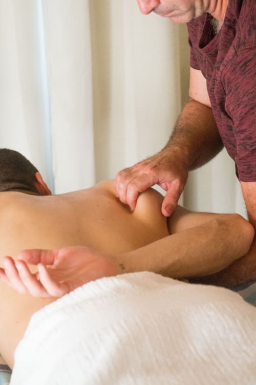 Sesión de masaje terapéutico profesional en el spa del hotel Mas Rovira en Girona, España