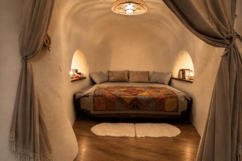 Quarto aconchegante com alcova arqueada, iluminação quente e piso de madeira no hotel Jardines de Ifonche em Tenerife