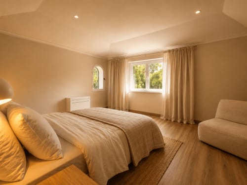Suíte do Comandante na Quinta Do Carril, Portugal - quarto espaçoso com piso em madeira, cama grande e mobiliário bege