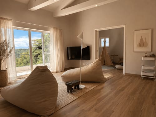 Suíte do Comandante na Quinta do Carril, Portugal - suíte moderna com pufes bege, TV e terraço com vista para jardins