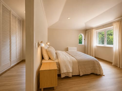Quarto moderno e luminoso na Quinta Do Carril com cama de madeira, roupa de cama bege, guarda-roupa com venezianas e vista para o jardim