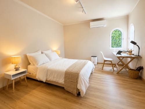 Quarto Simão da Quinta Do Carril B&B em Portugal, com cama de casal, roupa de cama branca, secretária de madeira e design moderno