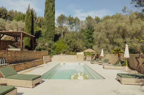 Private Nordic bath at Mas Tihou in Le Beausset with loungers, stone terrace, and lush garden views