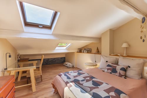 Chambre mansardée lumineuse au cottage Mas Tihou du Beausset avec velux, bureau en bois, lit à literie motifs et jardin