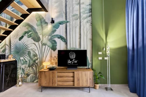 Moderno loft a Milano con arte botanica tropicale, scrivania in legno e vista giardino