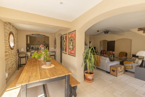 Séjour et salle à manger lumineux et ouvert au Gîte Mas Tihou, Le Beausset, avec table en bois et mobilier contemporain