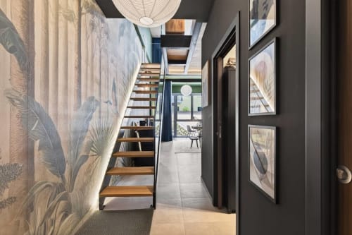 Scala moderna nell'appartamento The Loft Jenner a Nestco Milano, con carta da parati botanica e design contemporaneo